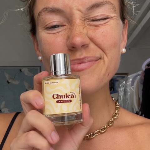 Clienta de Chulea con su perfume